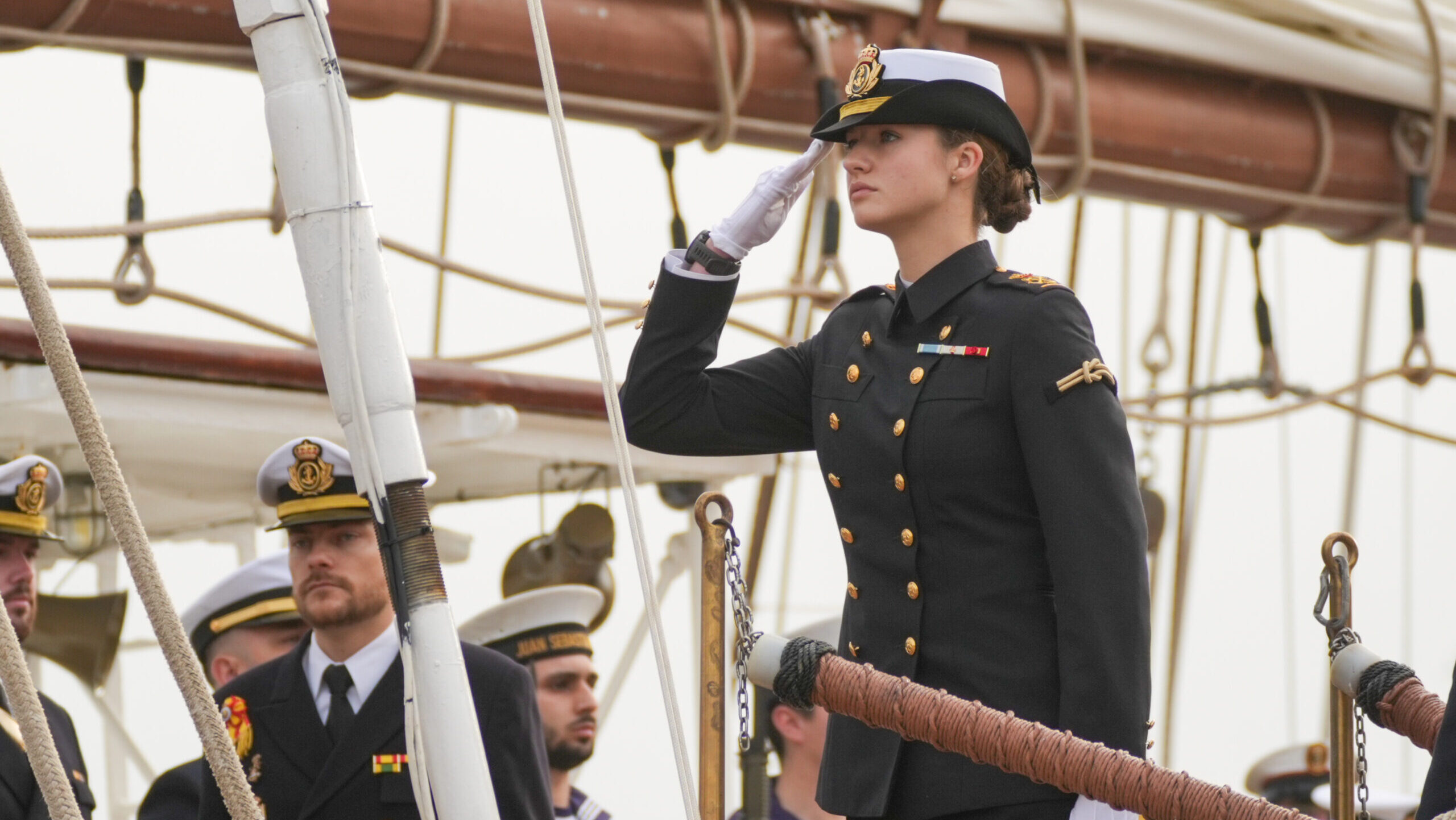 La princesa Leonor embarca en el Juan Sebastián Elcano entre abucheos a Robles