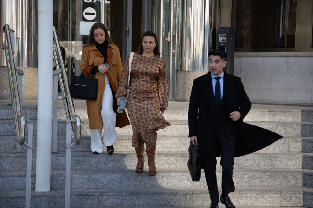 La actriz Elisa Mouliaá, sale de declarar de los juzgados de Plaza de Castilla, junto a su abogado, Alfredo Arrién, a 16 de enero de 2025, en Madrid.