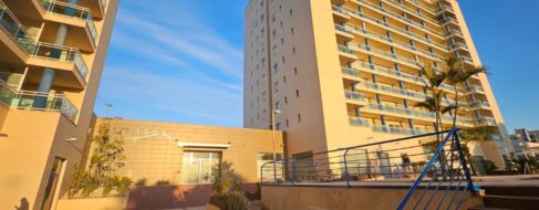 Cruz Roja aloja a inmigrantes en un complejo de Alicante sin licencia turística desde hace meses