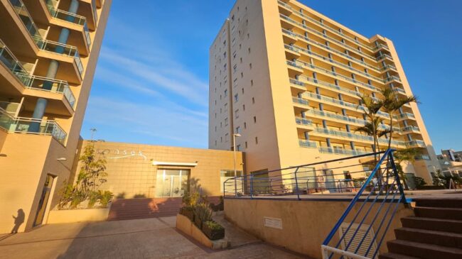 Cruz Roja aloja a inmigrantes en un complejo de Alicante sin licencia turística desde hace meses