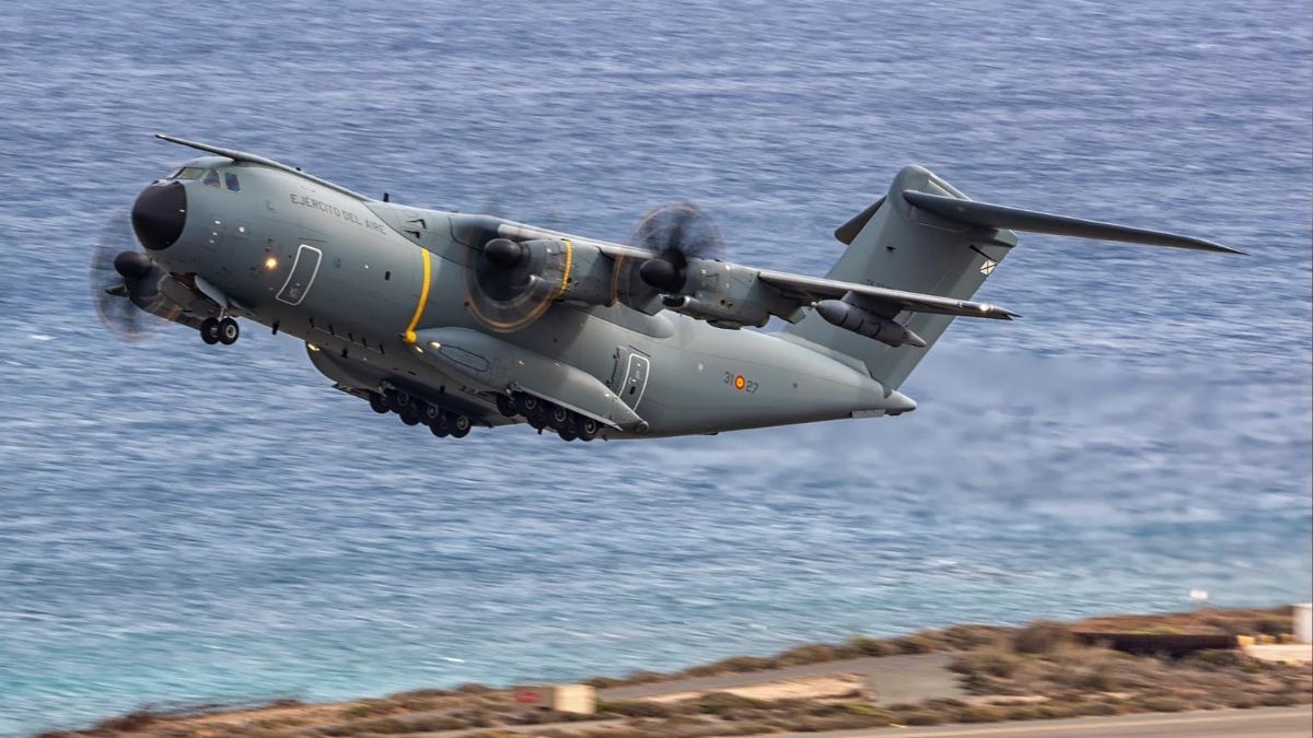 El Gobierno recurre al Ejército del Aire para trasladar inmigrantes de Canarias a la península