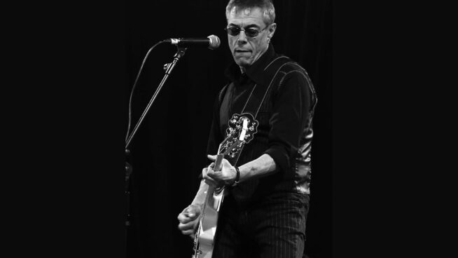 Muere Enrique Bastante, guitarrista de Gabinete Caligari, en un accidente de tráfico