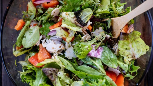 ¿Por qué la ensalada no es la mejor opción para la cena? Una nutricionista lo explica