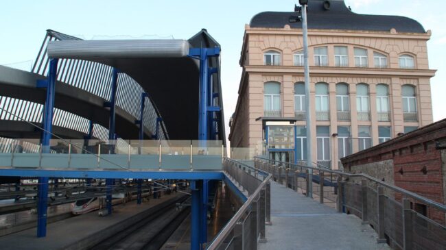 Muere un hombre al subir al vagón de un tren y electrocutarse con la catenaria en Lérida