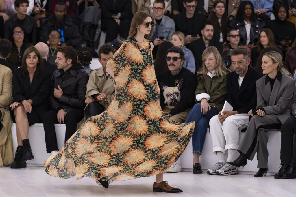 Vestido vaporoso de flores de Loewe