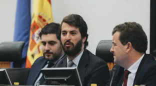 García-Gallardo acusa a Abascal de llevarse del partido «un tercer sueldo a través de su mujer»