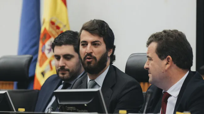 García-Gallardo acusa a Abascal de llevarse del partido «un tercer sueldo a través de su mujer»