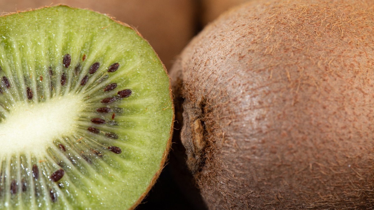 Ni en el frutero ni al sol: este es el truco para que los kiwis maduren