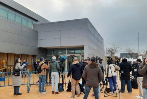 El hermano de Sánchez entra a declarar por el garaje para esquivar periodistas y protestas