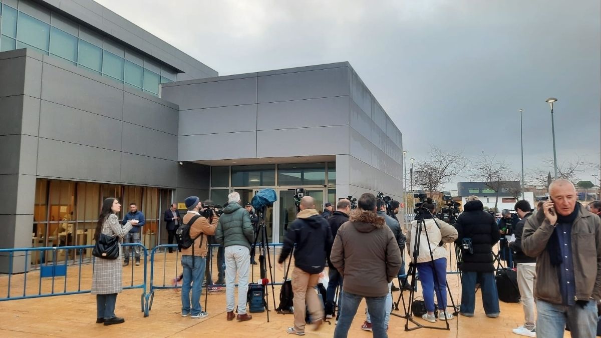 El hermano de Sánchez entra a declarar por el garaje para esquivar periodistas y protestas