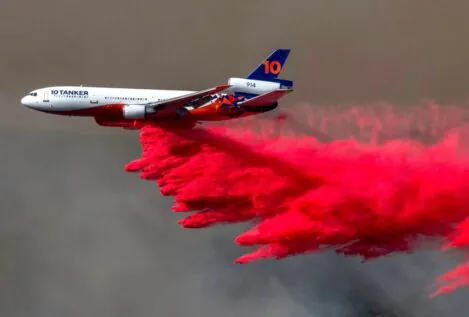 La razón por la que las aeronaves que apagan los fuegos en California tiran agua roja