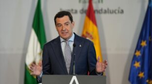 Juanma Moreno podría perder la mayoría absoluta, con Vox en alza, según el CIS andaluz