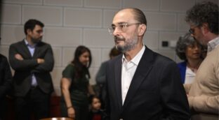 Lambán renuncia como senador autonómico y pone fin a su «vida política institucional»