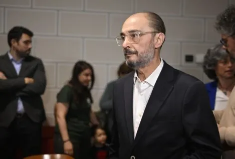 Lambán renuncia como senador autonómico y pone fin a su «vida política institucional»