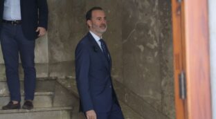 El juez continúa la investigación al presidente del Parlament balear de Vox por delito de odio