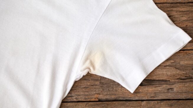 Soy experta en limpieza y esta la forma correcta de quitar las manchas de sudor en la ropa