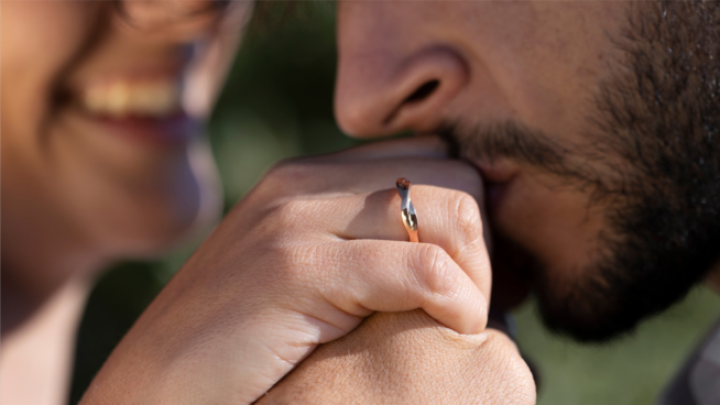 Dos tercios de los casados son optimistas, por sólo la mitad de parejas de hecho y de solteros