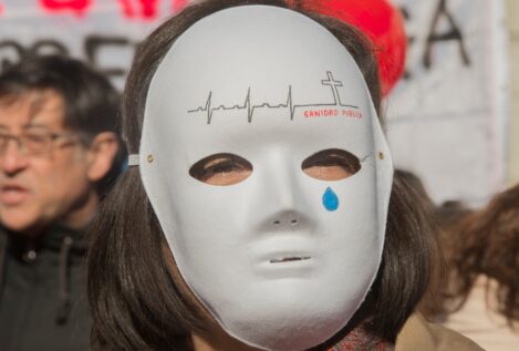 La sanidad pública tira de médicos extranjeros ante el éxodo de españoles: crecen un 124%