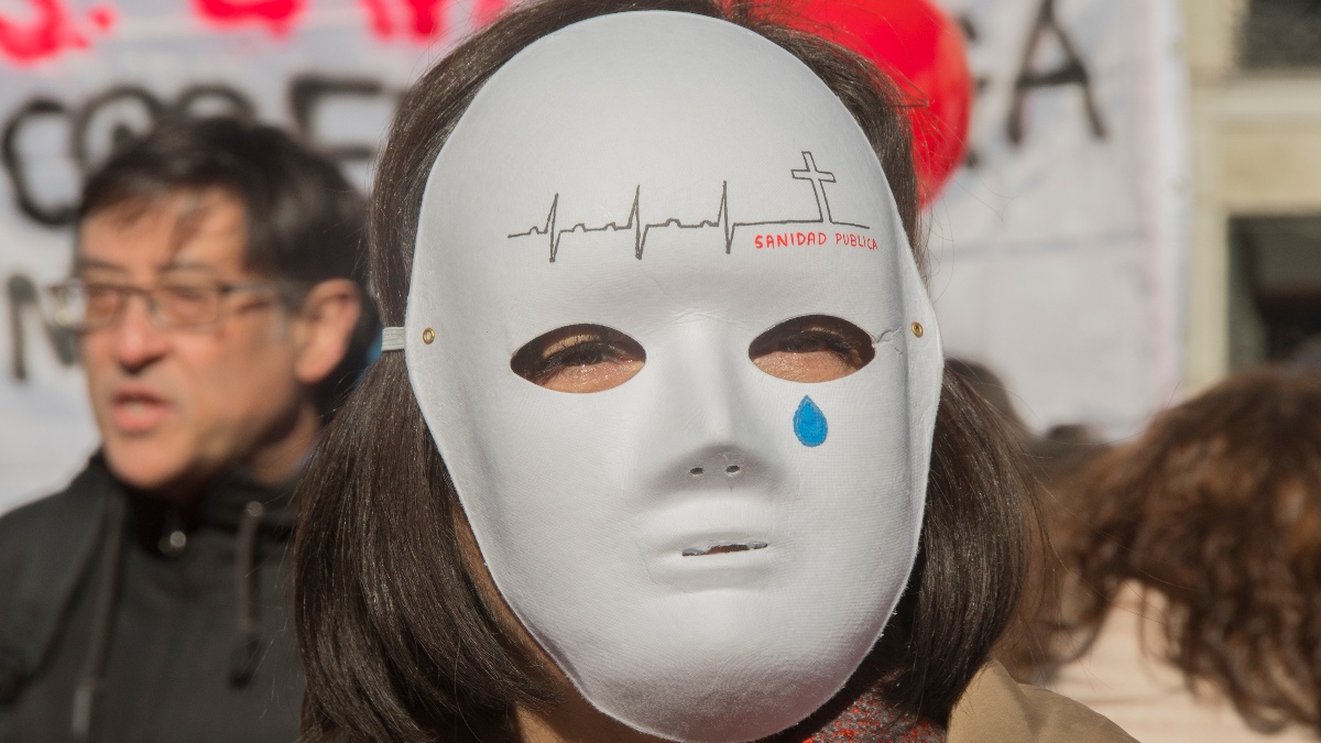 La sanidad pública tira de médicos extranjeros ante el éxodo de españoles: crecen un 124%