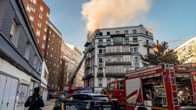 Dos muertos por un incendio en un piso en  Santander tras arder un colchón
