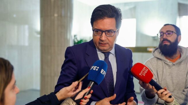 López exige la dimisión de Ayuso y atribuye a Miguel Ángel Rodríguez un «whiskygate»