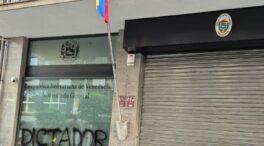 El Consulado de Venezuela en Vigo denuncia una pintada de «dictador» en su sede