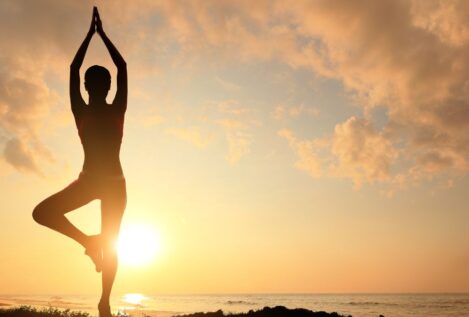 La postura de yoga que mejora el tránsito intestinal y ayuda a eliminar líquidos