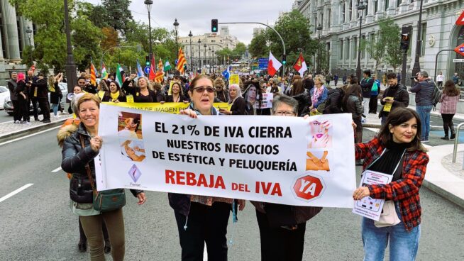 Las peluquerías se plantan en el Congreso para desbloquear 39 prórrogas y que se rebaje el IVA