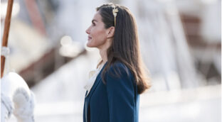 Letizia, como nunca antes: el sorprendente accesorio que ha elegido en su visita a Cádiz