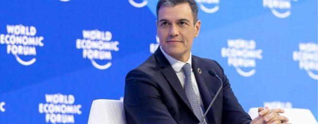 Discreto encuentro de Sánchez con el Ibex en Davos tras el asalto del Gobierno a Telefónica
