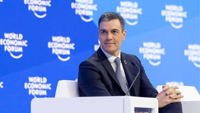 Discreto encuentro de Sánchez con el Ibex en Davos tras el asalto del Gobierno a Telefónica