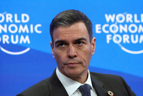 Sánchez pide en Davos poner fin al anonimato en redes y carga contra los «tecnomillonarios»