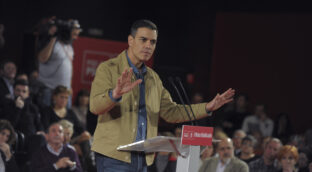 Sánchez pudo evitar con su voto como diputado congelar las pensiones en 2011