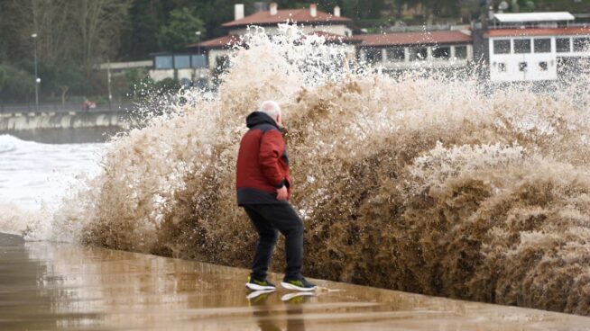 La borrasca Ivo mantiene alertas naranjas y rojas por temporal en toda España