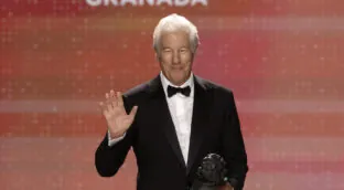 Richard Gere llama a estar vigilantes ante los «lugares oscuros» y hace referencia a Trump