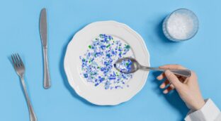 Microplásticos en el cerebro: cómo llegan allí, qué hacen y cómo deshacerse de ellos