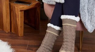 Descubre los calcetines antideslizantes de invierno para mantener tus pies calentitos