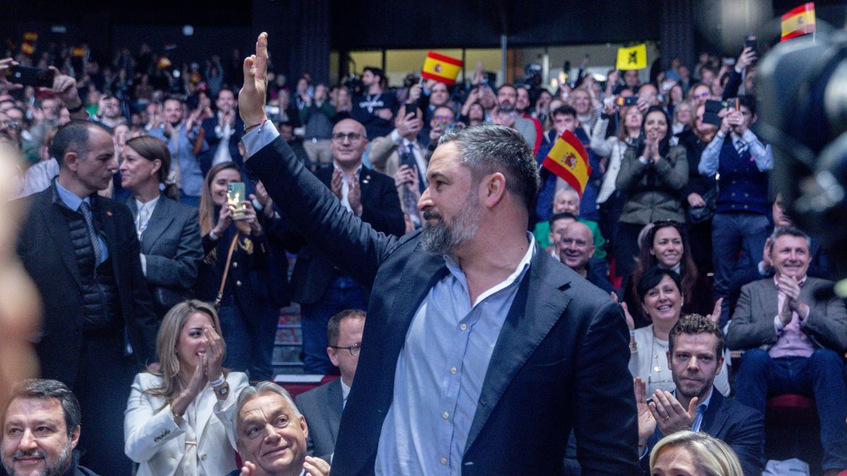 Una activista interrumpe la cumbre de Patriotas al grito de «al fascismo ni un paso más»