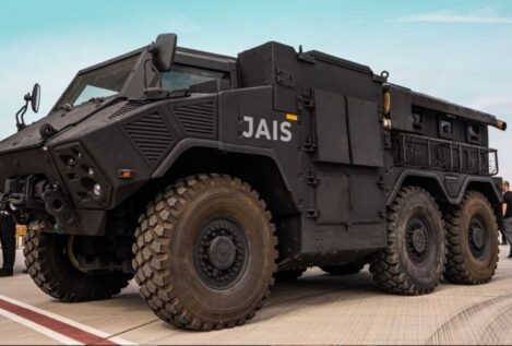 Escribano firma un acuerdo con la emiratí Nimr para fabricar blindados 6x6 en España