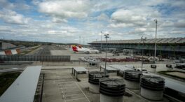 Un coche particular accede a un vial de servicio de la T4 en Barajas siguiendo el GPS