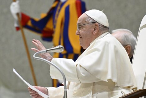 El Papa sigue «sin fiebre» y sus condiciones clínicas son «estacionarias», según el Vaticano