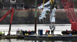 Trump pide modernizar los «obsoletos» equipos de control del tráfico aéreo tras el accidente
