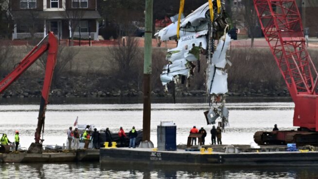 Trump pide modernizar los «obsoletos» equipos de control del tráfico aéreo tras el accidente