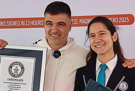 El escritor Eloy Moreno firma 11.088 libros en doce horas y bate el récord Guinness