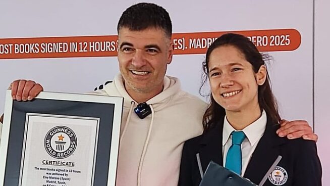El escritor Eloy Moreno firma 11.088 libros en doce horas y bate el récord Guinness