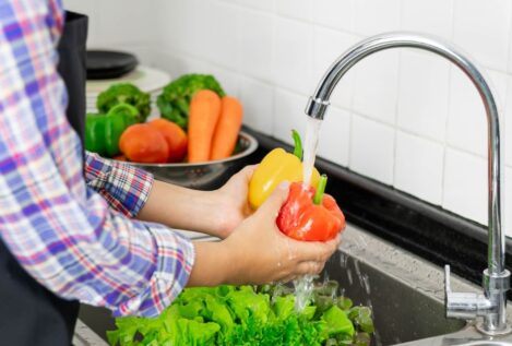 Una biotecnóloga desvela cuáles son los alimentos que no hay que lavar antes de comer