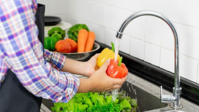 Una biotecnóloga desvela cuáles son los alimentos que no hay que lavar antes de comer