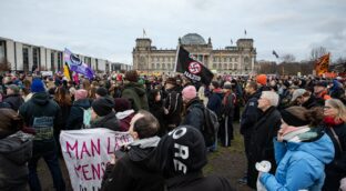 Hasta 160.000 personas se manifiestan en Berlín a favor del «cordón sanitario» contra AfD