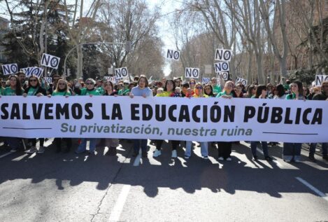 Miles de personas marchan en Madrid en una manifestación por la educación pública