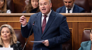 Tellado tacha de «partido del enchufismo» al PSOE porque «coloca a hermanos y amigas»